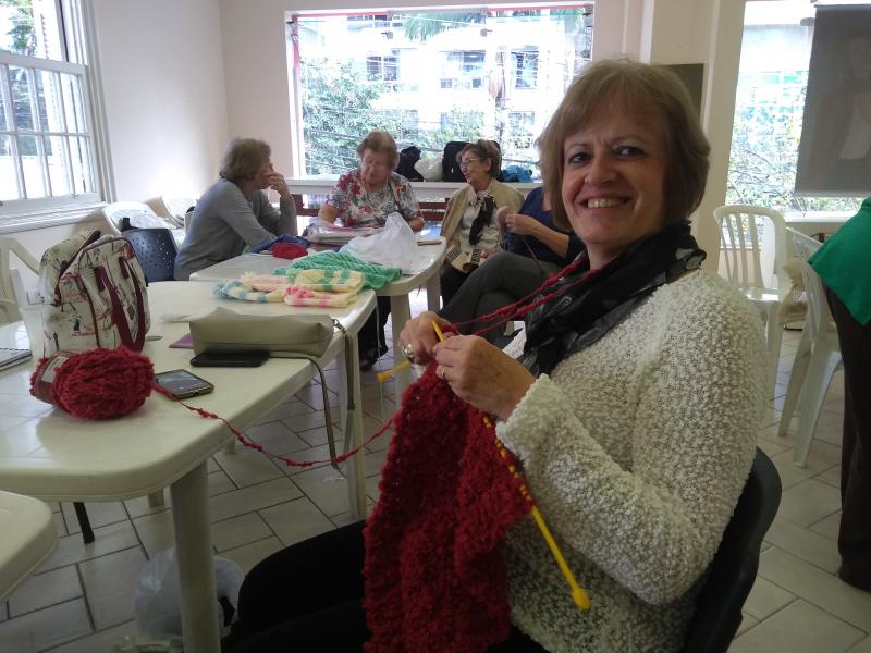 Além de tricotear, oportunidade para fazer amizades. (Lucia Oliveira)