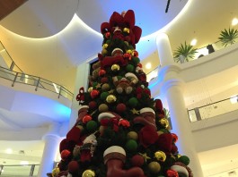 West Plaza transforma boulevard em uma Vila de Natal iluminada