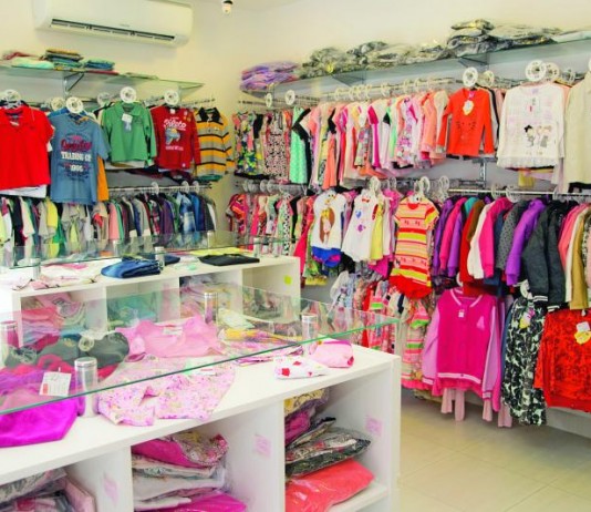 Criança feliz e bem-vestida