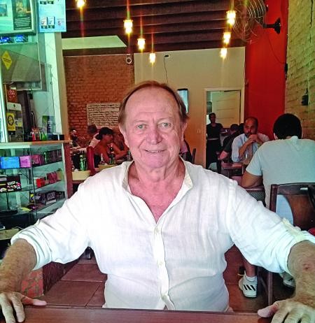 Por trás das vozes da avenida