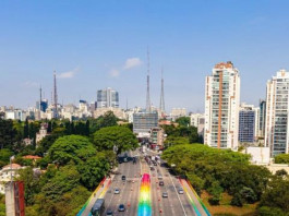 Artista Mena grafita arco-íris no viaduto Sumaré