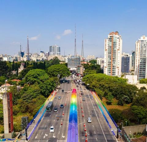 Artista Mena grafita arco-íris no viaduto Sumaré
